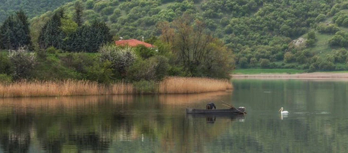 Η μικρή και μαγευτική λίμνη Ζάζαρη στη Φλώρινα (φωτό)